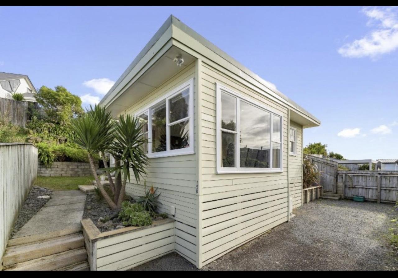 Refined, Retro & Relaxing Villa Paraparaumu Eksteriør bilde